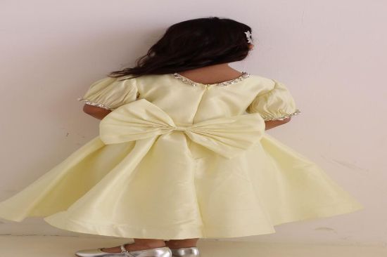 صورة فستان سهرة ليموني نفاش مع فينكه كبيره في الظهر